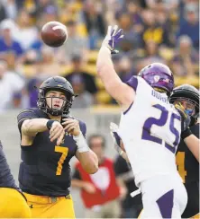  ?? Lachlan Cunningham / Getty Images 2018 ?? As a redshirt freshman, Cal quarterbac­k Chase Garbers completed 61.2 percent of his passes for 1,506 yards.