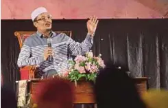  ??  ?? USTAZ Kazim tak guna laluan utama elak dikerumuni orang ramai.