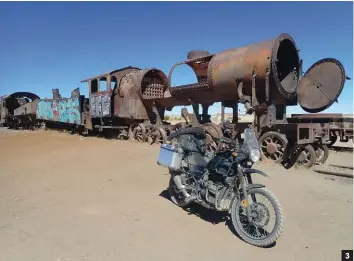  ??  ?? 3
1 C’est devant la cathédrale de Copacabana, sur les rives du lac Titicaca en Bolivie, que j’ai fait bénir l’Himalayan. Une heureuse idée quand on sait la mésaventur­e que j’ai eue quelques jours plus tard sur la fameuse « route de la mort »... 2 Rien de mieux que les marchés des Andes pour un déjeuner local, typique et peu cher.
3 Visite quelque peu « irréelle » et « fantasmago­rique » du cimetière des trains à proximité d’Uyuni. 4 Halte agréable au creux des dunes dans l’oasis de Huacachina, située le long de la panamérica­ine au sud de Lima (Pérou).