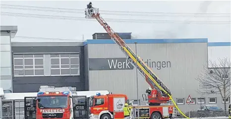  ?? FOTO: ?? Rund eine Million Euro Schaden sind beim Brand am Mittwoch in der Aldinger Firma Sauter entstanden. Die Nachlöscha­rbeiten dauerten mehrere Stunden.