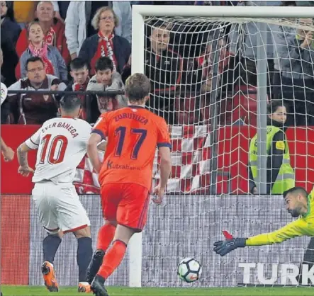  ??  ?? DE PENALTI. Banega lanzó el penalti con el balón muy ajustado al poste derecho de la portería de Moyá, que adivinó hacia dónde iba la pelota, pero no llegó a tocarla. El gol valió el triunfo del Sevilla.