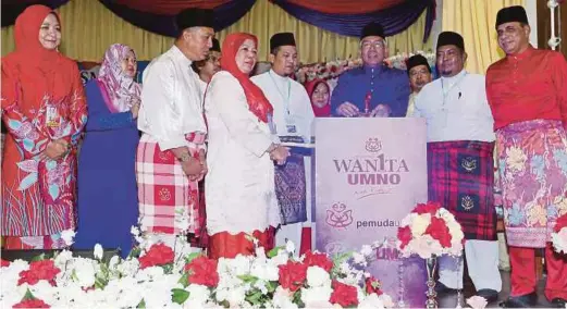  ?? BY AMRAN HAMID
PIC ?? Datuk Seri Mahdzir Khalid (at the podium) opening the Padang
Terap Wanita Umno, Puteri and Youth delegates’ meeting in Kuala Nerang yesterday.