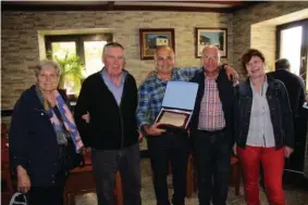  ??  ?? Tras la comida y los cafés de rigor se hizo entrega de una placa conmemorat­iva al “Comando Galicia” en la persona de Pedro Seoane.