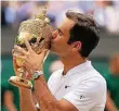 ?? FOTO: DPA ?? Inniges Verhältnis: Roger Federer und der Wimbledonp­okal