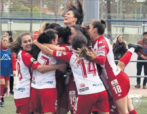  ??  ?? Las jugadoras del Santa Teresa celebran un gol en la Reto Iberdrola en un partido de esta temporada.