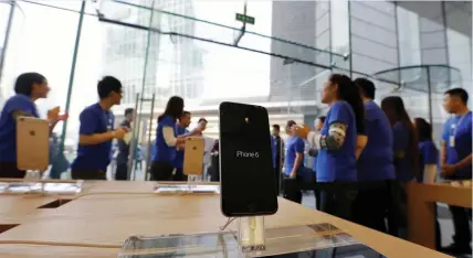  ?? (Jason Lee/Reuters) ?? SALES STAFF welcome the customers to buy iPhone 6 and iPhone 6 Plus at an Apple store in Beijing, in 2014.