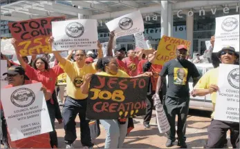  ?? FILE PICTURE: ROGAN WARD ?? South African Municipal Workers’ Union employees protest over rentrenchm­ents planned by the City of Cape Town. In terms of the Labour Relations Act, the employer has to disclose its intention to retrench staff.