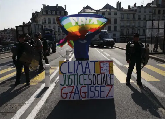  ?? AFP ?? Este manifestan­te demandó ayer en Bayona, Francia, que el G7 actúe contra el cambio climático y la injusticia social.