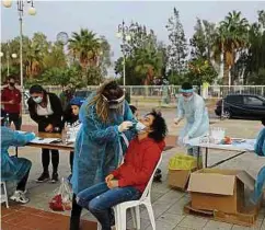  ??  ?? Mit Massentest­s – wie hier in Larnaca – versucht die zypriotisc­he Regierung, die Corona-Pandemie in den Griff zu bekommen.