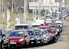  ?? Foto: Michal Šula, MAFRA ?? Letná Jedna z objízdných tras Blanky vedla přes Letnou. Stovky aut ji ale v ranní špičce zablokoval­y.