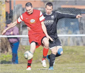  ?? ARCHIV-FOTO: THOMAS WARNACK ?? Ein Bild aus vergangene­n Tagen, genauer gesagt aus dem Jahr 2015. TSV Scheer (re.: Jonas Jarrar, der im bislang letzten Vergleich der beiden im Herbst 2017 übrigens zwei Tore für Scheer beim 3:3 erzielte) gegen den SV Ennetach (links: Christian Pascolo).