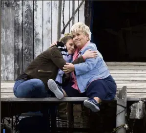  ??  ?? Mimie Mathy : « Quand j’ai fait le spectacle des Enfoirés, j’ai retrouvé sur scène ma copine Lorie et on s’est bien amusées. Nous voir toutes les deux, si complices, a donné des idées à TF1 ».