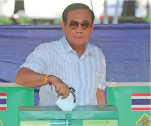  ??  ?? Thailand’s Prime Minister Prayuth Chan-ocha casts his ballot in Bangkok on March 24.