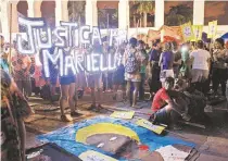  ??  ?? Protesto reúne pessoas que pedem ‘justiça’, no início da noite, na Lapa