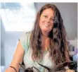  ?? FOTOS: PRIVAT ?? Claudia Hachaj mit den sechs mutterlose­n Katzenbaby­s.