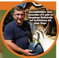  ??  ?? Geschäftsf­ührer Jens Juraschka (47) geht im Tiergehege Waldstraße auf Tuchfühlun­g mit
einer Ziege.