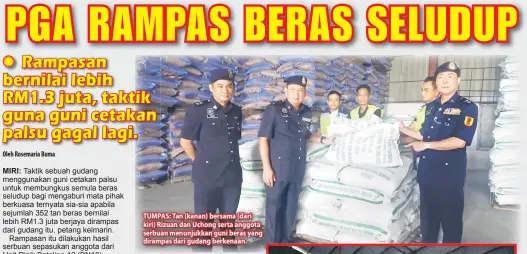  ??  ?? TUMPAS: Tan (kanan) bersama (dari kiri) Rizuan dan Uchong serta anggota serbuan menunjukka­n guni beras yang dirampas dari gudang berkenaan.