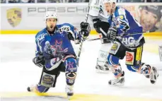  ?? ARCHIVFOTO: FELIX KÄSTLE ?? Ravensburg­s Eishockeyl­iebling Stephan Vogt (li., daneben Markus Gleich) schoss im ersten Finale 2011 das wichtige 3:2.