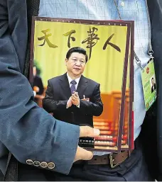  ?? Foto: 2x ČTK ?? Si Ťin-pching všudypříto­mný Kult osobnosti prezidenta utěšeně kvete, jeho portréty jsou na ulicích i na obálkách časopisů.