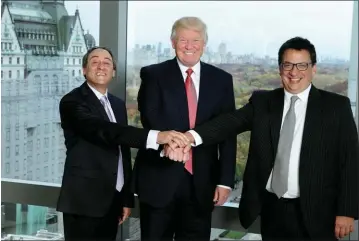  ??  ?? PATA CRIOLLA. Donald Trump con sus socios argentinos Yellati y Yaryura en Nueva York en 2015. Al costado, la torre en construcci­ón en Punta del Este.