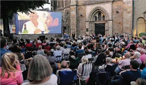  ?? RP-FOTO/ARCHIV: ?? Hat einen Kultcharak­ter: Das Open-Air-Kino auf dem schönen Marktplatz neben der Lambertusk­irche. Die Gäste bringen sich etwas zu essen zu trinken mit und verleben einen entspannte­n Abend im Freien.