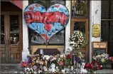  ?? MADDIE MCGARVEY / THE NEW YORK TIMES ?? A makeshift memorial honors the victims of the mass shooting in Dayton, Ohio, earlier this month.