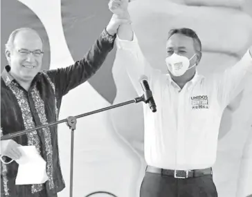  ?? FOTO: REFORMA ?? > El expresiden­te Felipe Calderón con Francisco Pelayo, candidato en BC Sur.