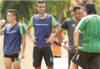  ?? GALIH COKRO/JAWA POS ?? ISTIRAHAT: Dari kiri, Arthur Irawan, Otavio Dutra, dan Dimas Galih setelah latihan di lapangan Polda Jatim kemarin.