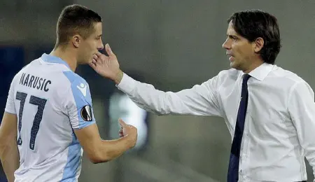  ??  ?? Buffetto Il tecnico della Lazio Simone Inzaghi, a destra nella foto, con il difensore Adam Marusic, 25 anni, nazionale montenegri­no i punti della Juventus, seconda in classifica con l’Inter i punti invece della Lazio, quarta in classifica dopo sette...