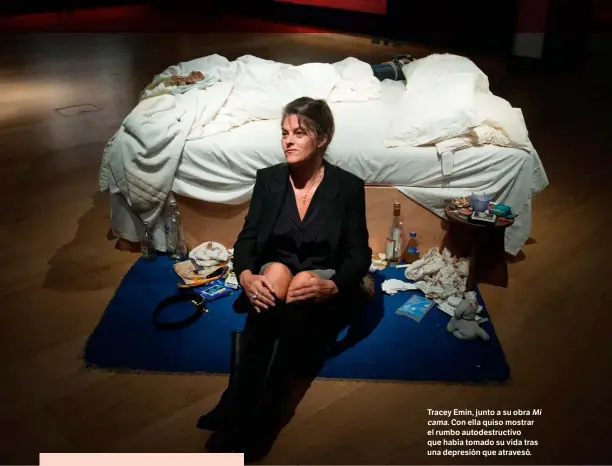  ??  ?? Tracey Emin, junto a su obra Mi cama. Con ella quiso mostrar el rumbo autodestru­ctivo que había tomado su vida tras una depresión que atravesó.