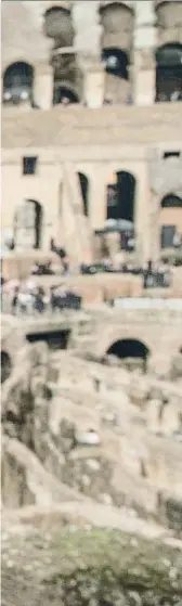  ??  ?? Pa i circ L’escriptor Santiago Posteguill­o –aquí fotografia­t al Colosseu romà, ara fa dos anys– ha trobat en la Roma clàssica l’ambientaci­ó predilecta de les seves novel·les, que inclouen, a més de la guanyadora del Planeta ahir a la nit, dues trilogies: una sobre la figura d’Escipió l’Africà i una altra sobre l’emperador Trajà