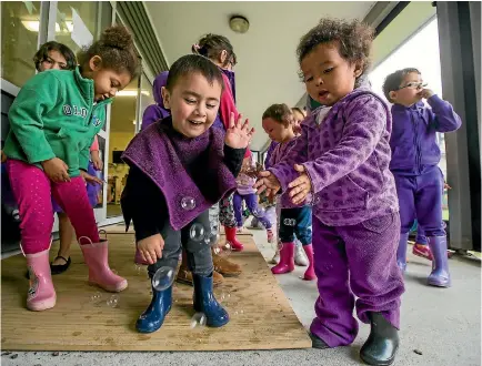  ?? PHOTO: DAVID UNWIN/STUFF ?? Terence, 3, and Heba, 2, catch bubbles at Alphabet Academy early childhood centre.