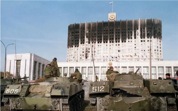  ?? Foto: Imago/ITAR TASS ?? Panzer der regierungs­treuen Kantemirow-Division beschießen das Weiße Haus, den Tagungsort des russischen Parlaments.