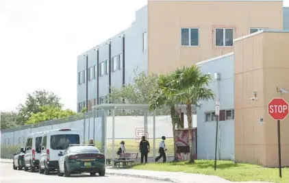  ?? AMY BETH BENNETT/SOUTH FLORIDA SUN SENTINEL ?? Court deputies exit vans that took jurors to Marjory Stoneman Douglas High School in Parkland on Thursday to walk through the 1200 building, the freshman building on the campus where the 2018 mass shooting took place.