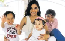  ??  ?? Katherine Urzola, la mujer de Chadid, junto a sus tres hijos.