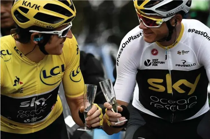  ??  ?? Geraint Thomas klinkt met ploegmaat Chris Froome op zijn eerste eindzege in de Tour.