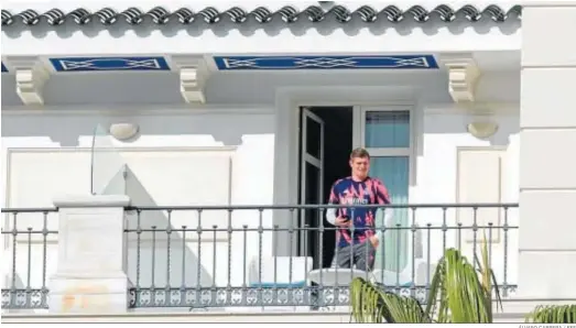  ?? ÁLVARO CABRERA / EFE ?? El jugador alemán del Real Madrid Tony Kroos asomado a una terraza del Hotel Miramar de Málaga el pasado mes de enero.