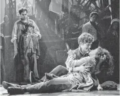  ?? MICHAEL LE POER TRENCH ?? Marius (Andy Mientus) cradles Epinone (Nikki M. James) in the new Broadway production of Les Misérables.