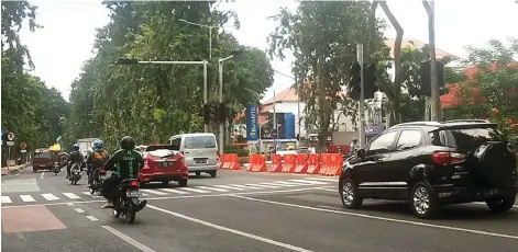  ?? GHOFUUR EKA/JAWA POS ?? SUDAH SIAP: Jalur yang akan menyambung­kan Jalan Bengawan masih ditutup separator kemarin. Di area tersebut sudah terpasang rambu-rambu dan lampu lalu lintas.