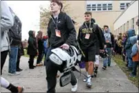  ?? LAUREN HALLIGAN LHALLIGAN@ DIGITALFIR­STMEDIA.COM ?? Players on the Troy High School Varsity Football Team receive a send-off from community members on Sunday morning at Troy High School before leaving to play a state championsh­ip game in Syracuse.