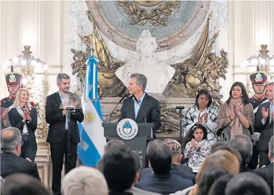 ??  ?? Acto en el Salón Blanco. Mauricio Macri y Marcos Peña, ayer. El Presidente reconoció por primera vez el tamaño de la inflación de este año.