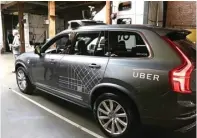  ?? ERIC RISBERG/AP ?? BELUM PINTAR: Mobil tanpa sopir milik Uber saat dipersiapk­an garasinya di San Francisco pada Desember 2016. di