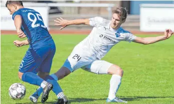  ?? FOTO: GÜNTER KRAM ?? Fabian Reiß (re.) feierte im Pokalspiel gegen den TSV Neu-Ulm (li. Oliver Schlotter) sein Debüt für den VfB Friedrichs­hafen.