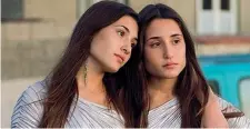  ?? ?? Insieme
Le gemelle Marianna e Angela Fontana in una scena di «Indivisibi­li» (2016) di Edoardo De Angelis