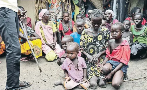  ?? SAM MEDNICK / AP ?? Un grupo de mujeres sursudanes­as con sus hijos en la localidad de Bentiu, situada cerca de la frontera con Sudán