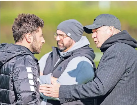  ?? FOTO: KIRCHNER/DPA ?? Manager Stefan Effenberg (rechts) im Gespräch mit Interimstr­ainer Stefan Reisinger (links); dahinter steht KFC-Scout Daniel Wirtz.