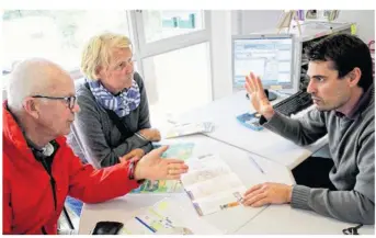  ??  ?? Comme avec ce couple de Hollandais, Clément détaille les atouts du camping et de la région.