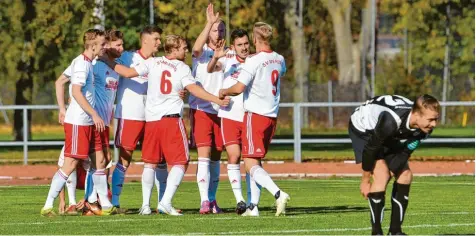  ?? Foto: Rudi Fischer ?? Die Meringer Fußballer durften auf eigenem Platz wieder jubeln. Gegen den TuS Geretsried kamen die MSV-Kicker zu einem ebenso verdienten wie wichtigen 3:0-Sieg. Hier wird gerade das frühe 1:0 gefeiert.