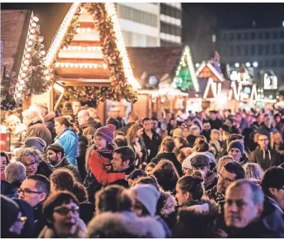  ?? FOTO: ENDERMANN ?? Die Weihnachts­märkte in den großen NRW-Städten – wie hier in Düsseldorf – sind bei niederländ­ischen „Advents-Touristen“beliebt.