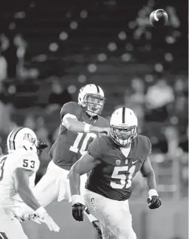  ?? JIM GENSHEIMER/STAFF ?? Keller Chryst (10) is in competitio­n with Ryan Burns to be Stanford’s starting quarterbac­k.